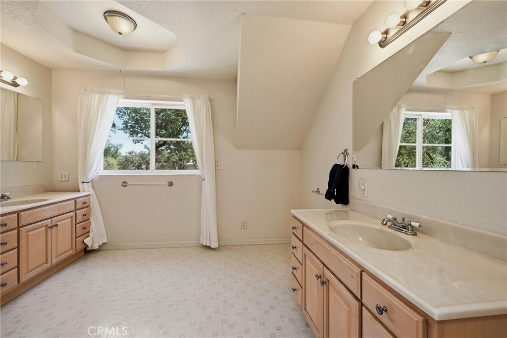 18849 Timber Point Road Hidden Valley Lake, CA 95467 - Photo 28 of 42 Full bathroom upstairs #1 with tub/shower