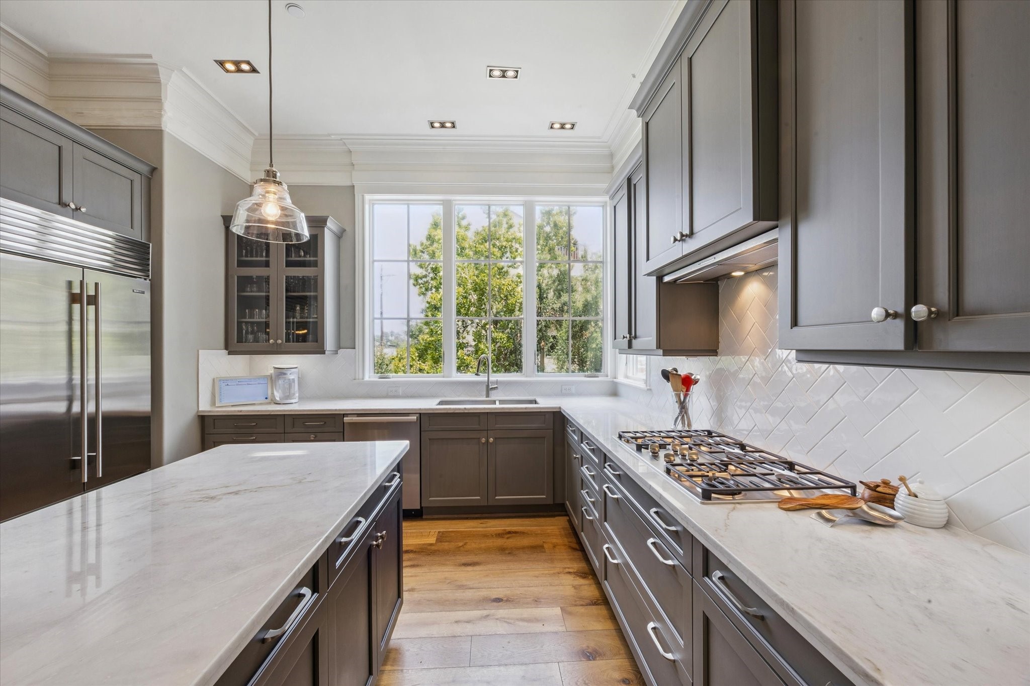 6331 Durford Street Houston, TX 77007 - Photo 15 of 37 Kitchen features a gas cooktop, built-in refrigerator, and a sink under the three windows which provide for natural light.