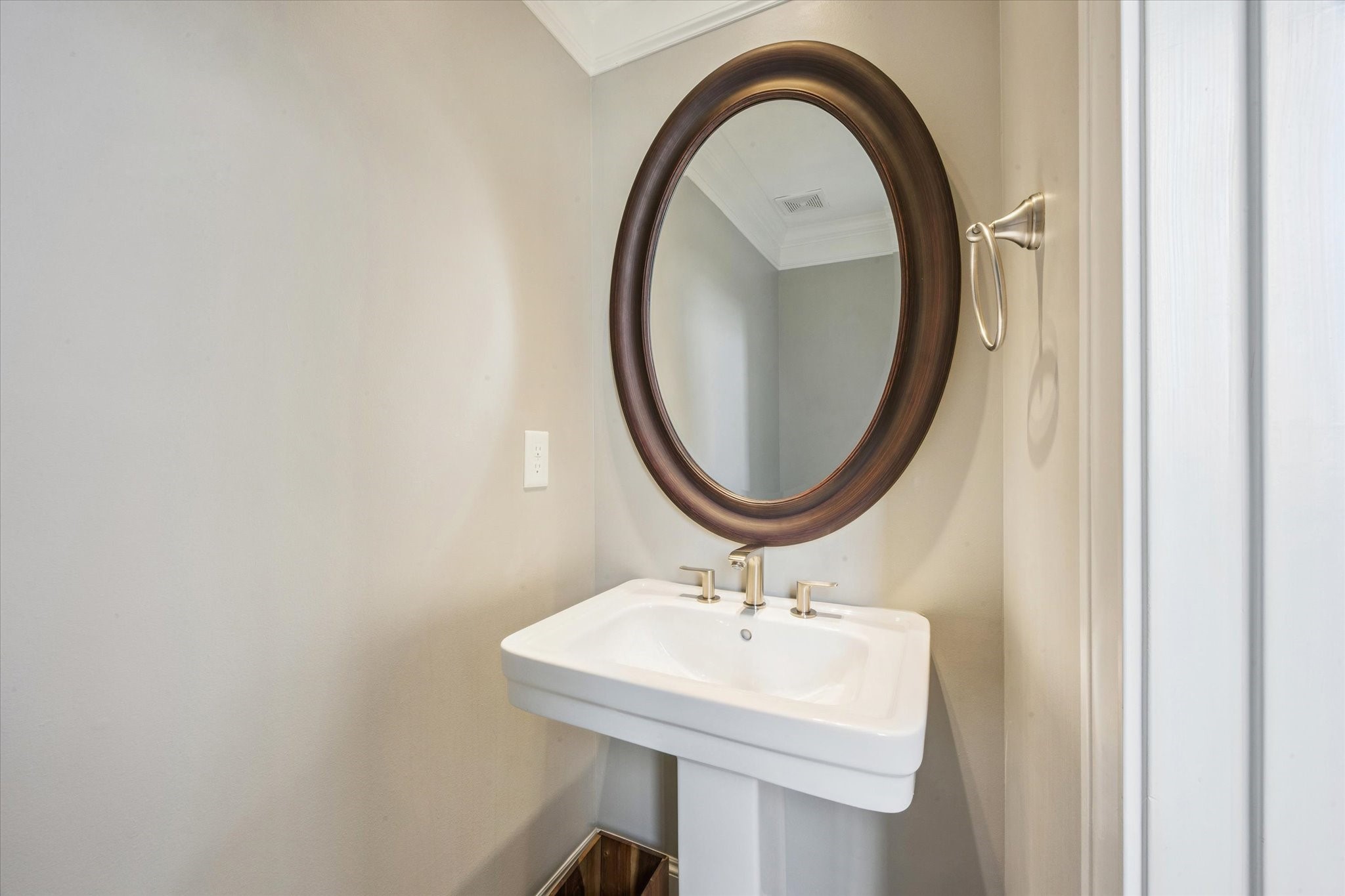 6331 Durford Street Houston, TX 77007 - Photo 17 of 37 Powder room.