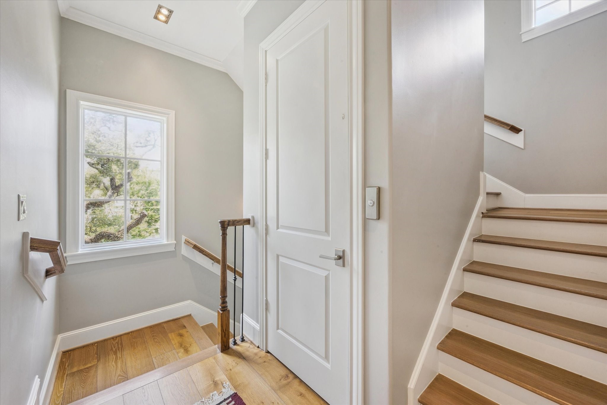 6331 Durford Street Houston, TX 77007 - Photo 18 of 37 Third floor landing.