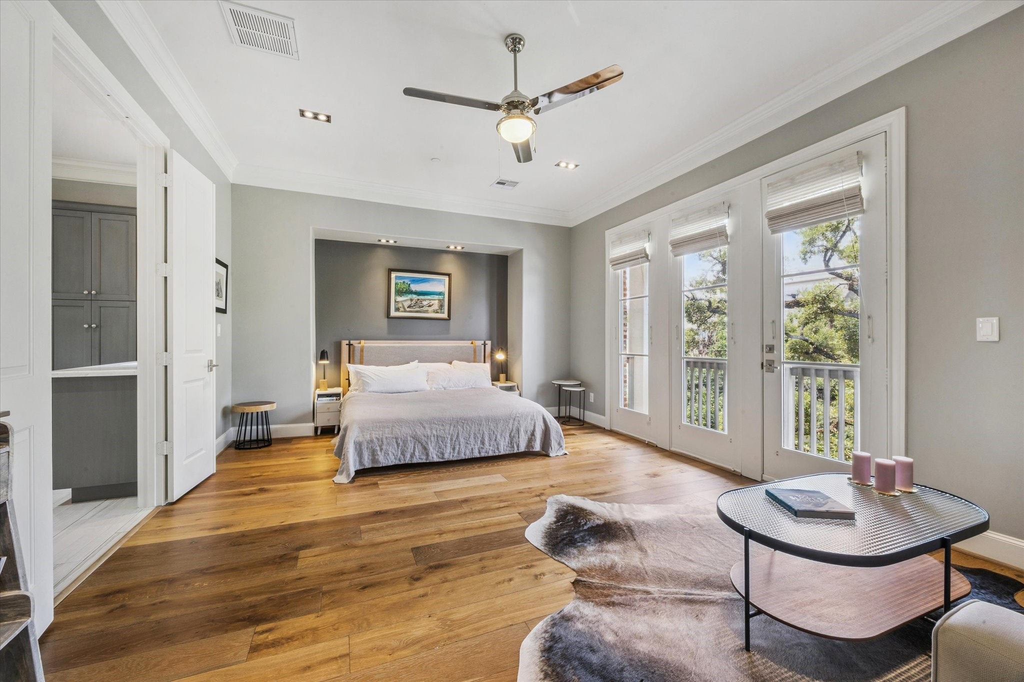 6331 Durford Street Houston, TX 77007 - Photo 19 of 37 Third floor spacious primary suite with ample space for a sitting area.