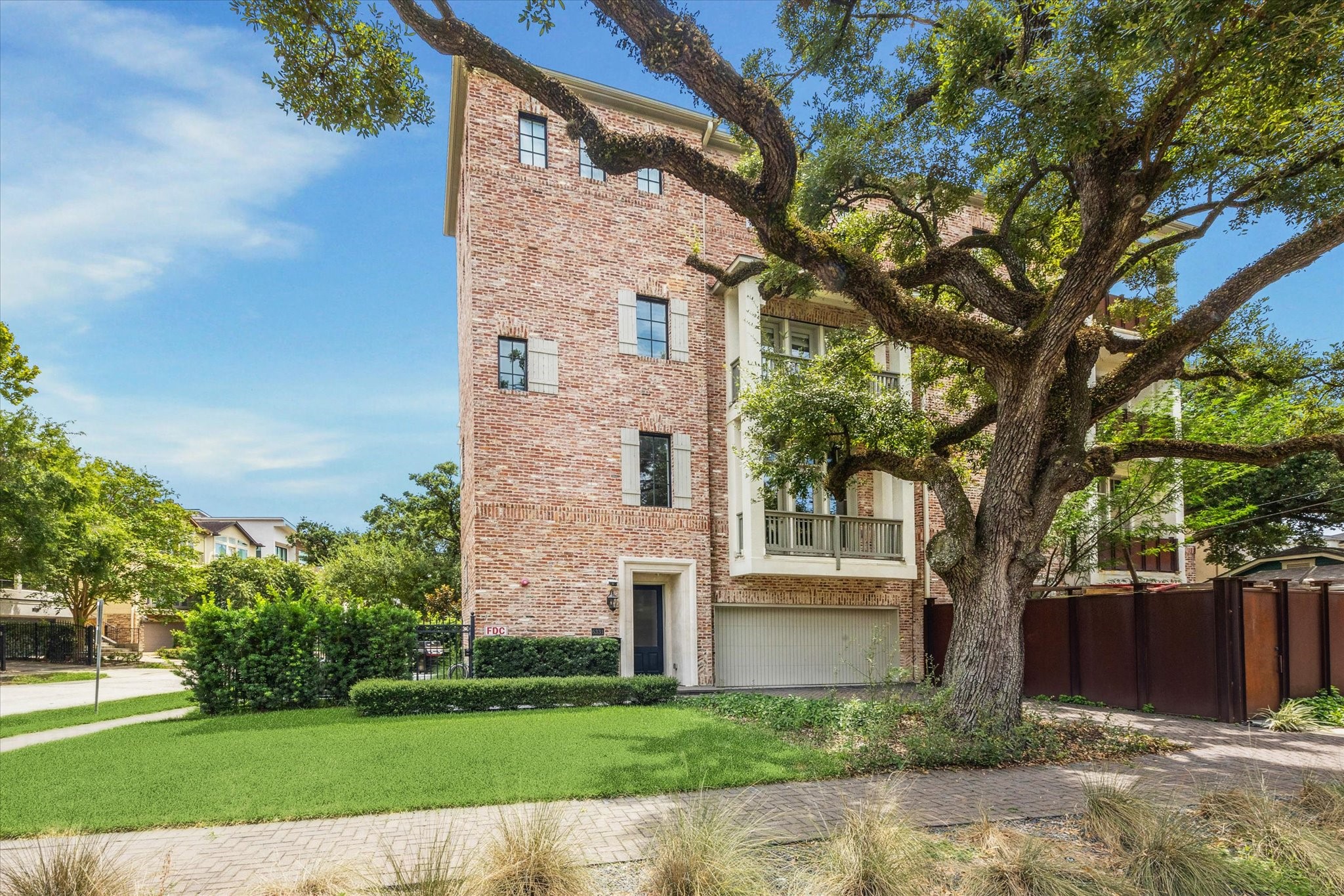6331 Durford Street Houston, TX 77007 - Photo 2 of 37 Secondary view of the home with the large oak tree in the front green space.