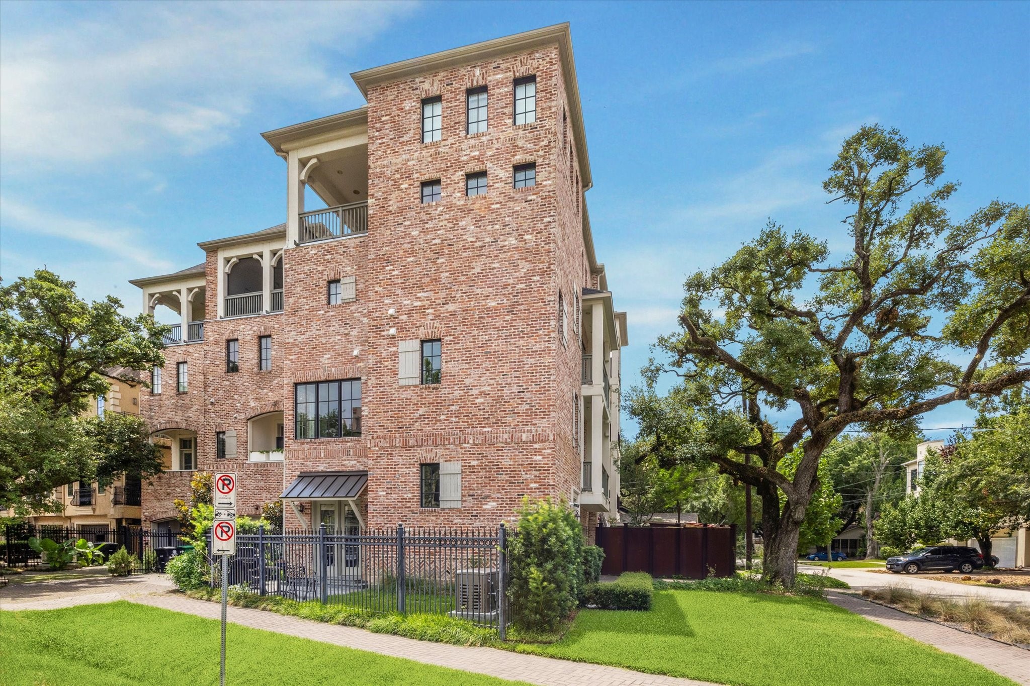 6331 Durford Street Houston, TX 77007 - Photo 3 of 37 Side view of the home which sits at the corner of Taggart and Durford.