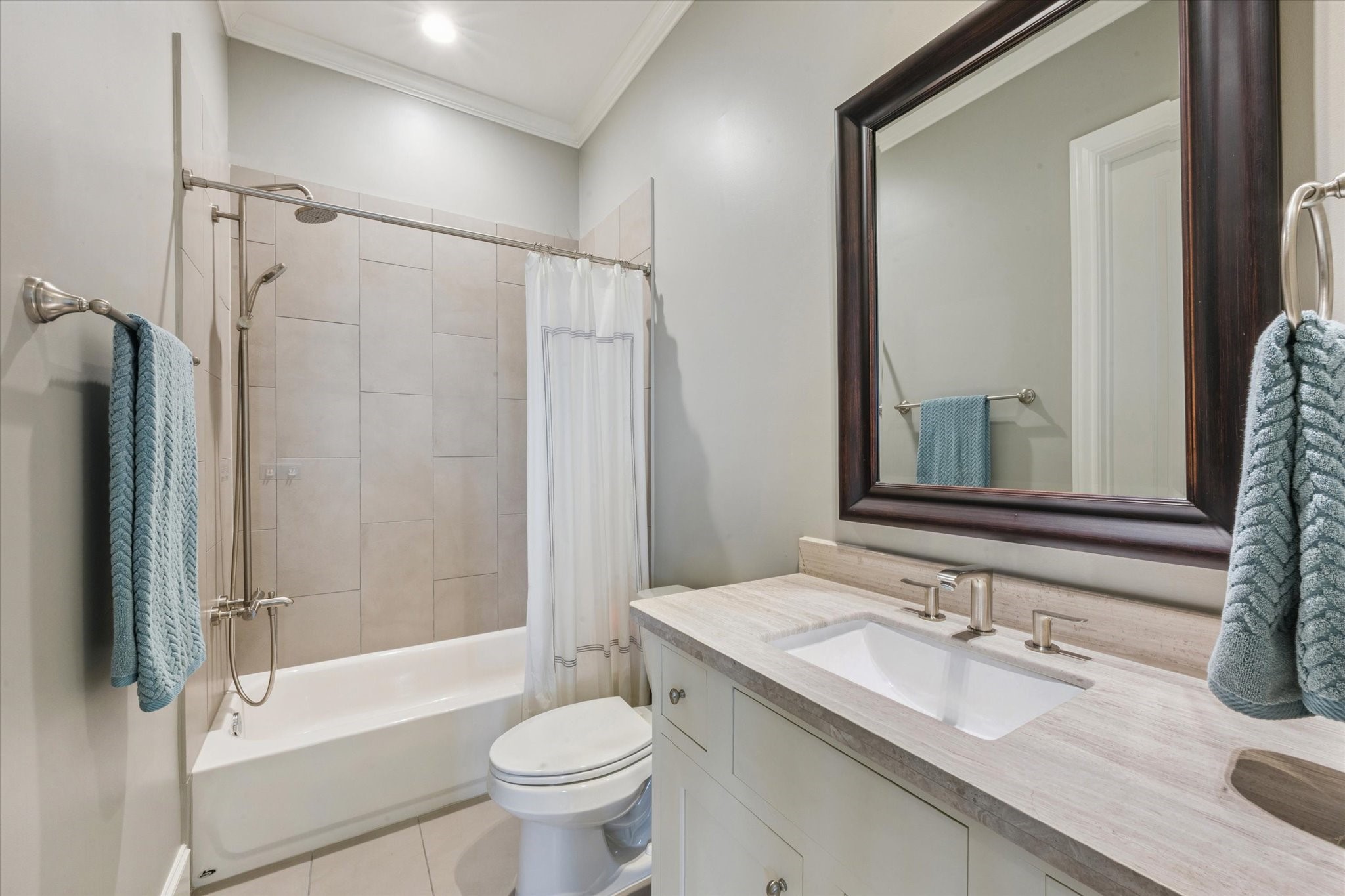 6331 Durford Street Houston, TX 77007 - Photo 31 of 37 The fourth floor guest bedroom has single vanity with storage and shower/tub combination.