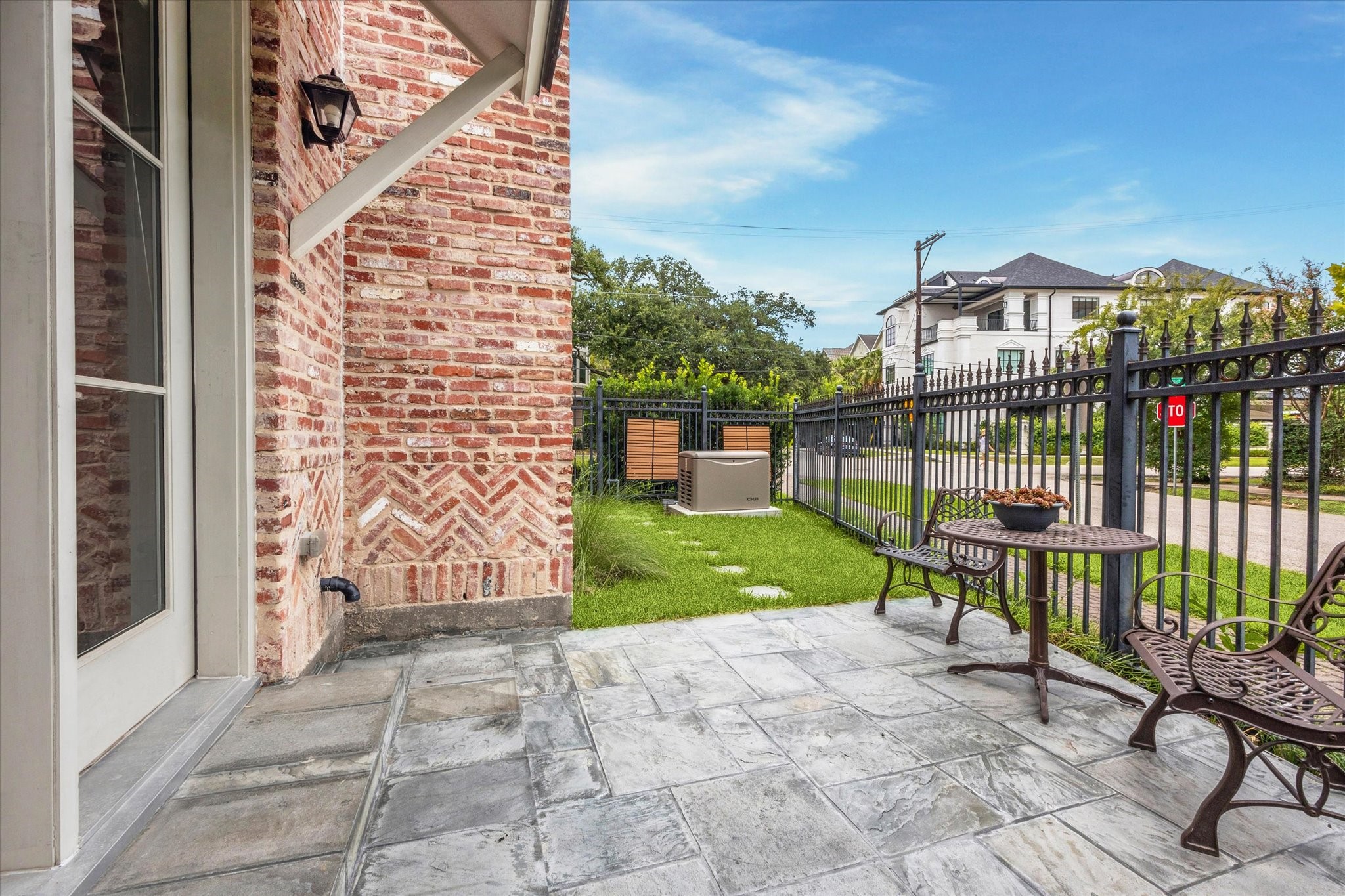 6331 Durford Street Houston, TX 77007 - Photo 36 of 37 Secondary view of the fenced side yard.