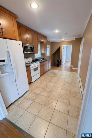 $2,200 | 205 Valley Brook Avenue, Unit 2, Lyndhurst, NJ 07071