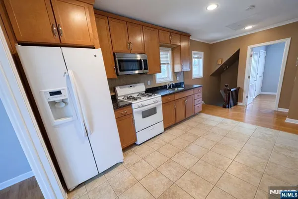 $2,200 | 205 Valley Brook Avenue, Unit 2, Lyndhurst, NJ 07071