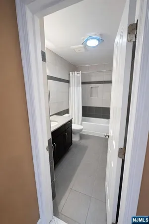 $2,200 | 205 Valley Brook Avenue, Unit 2, Lyndhurst, NJ 07071