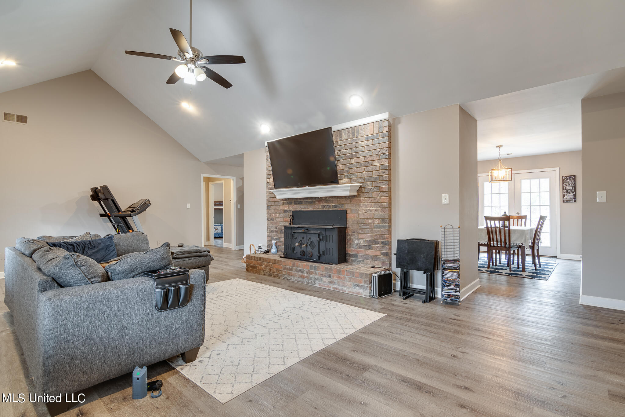 307 Woodview Road Byhalia, MS 38611 - Photo 4 of 37 307 Woodview Road-6