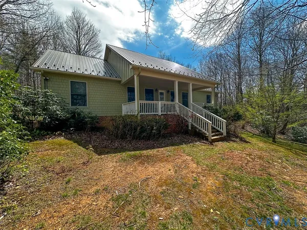 a view of a house with backyard and garden