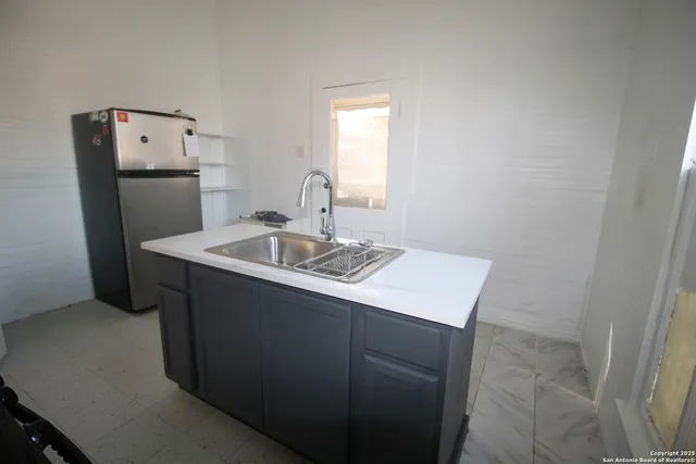 $1,150 | 303 South Nueces Street, San Antonio, TX 78207