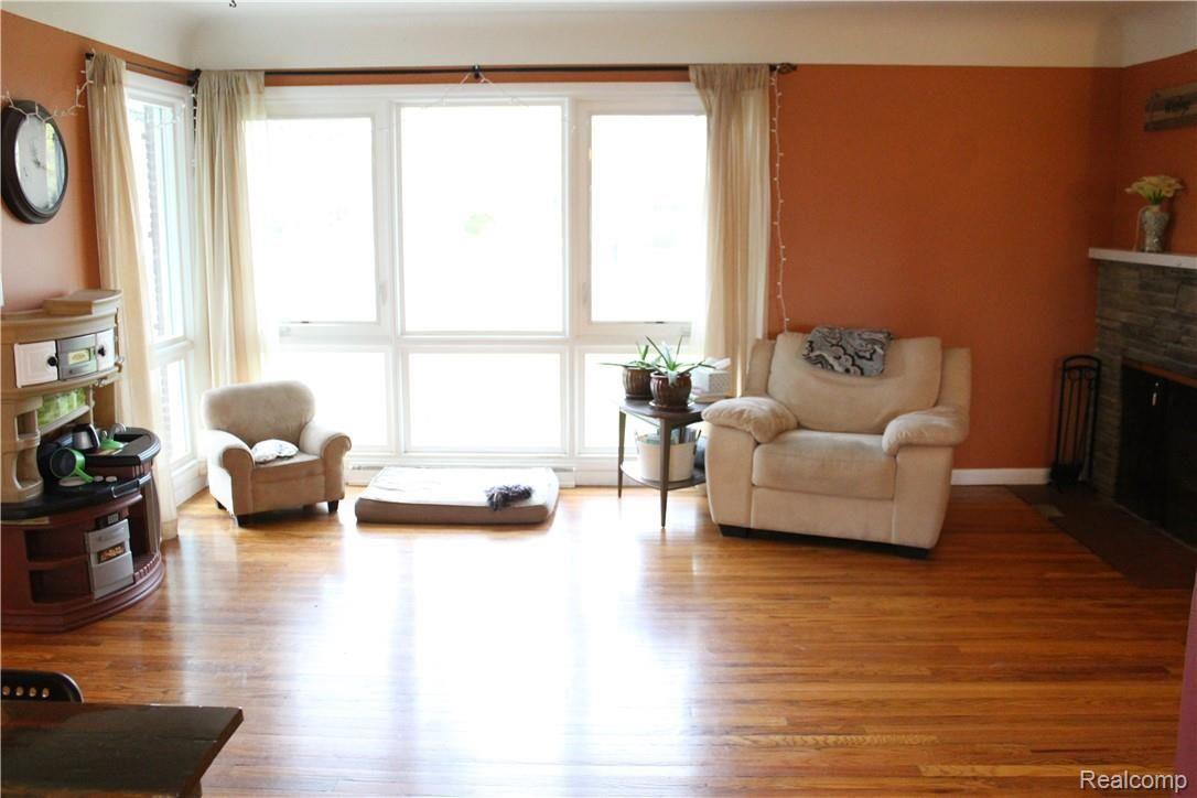 2441 Riverside Drive Port Huron, MI 48060 - Photo 12 of 39 floor to ceiling windows!