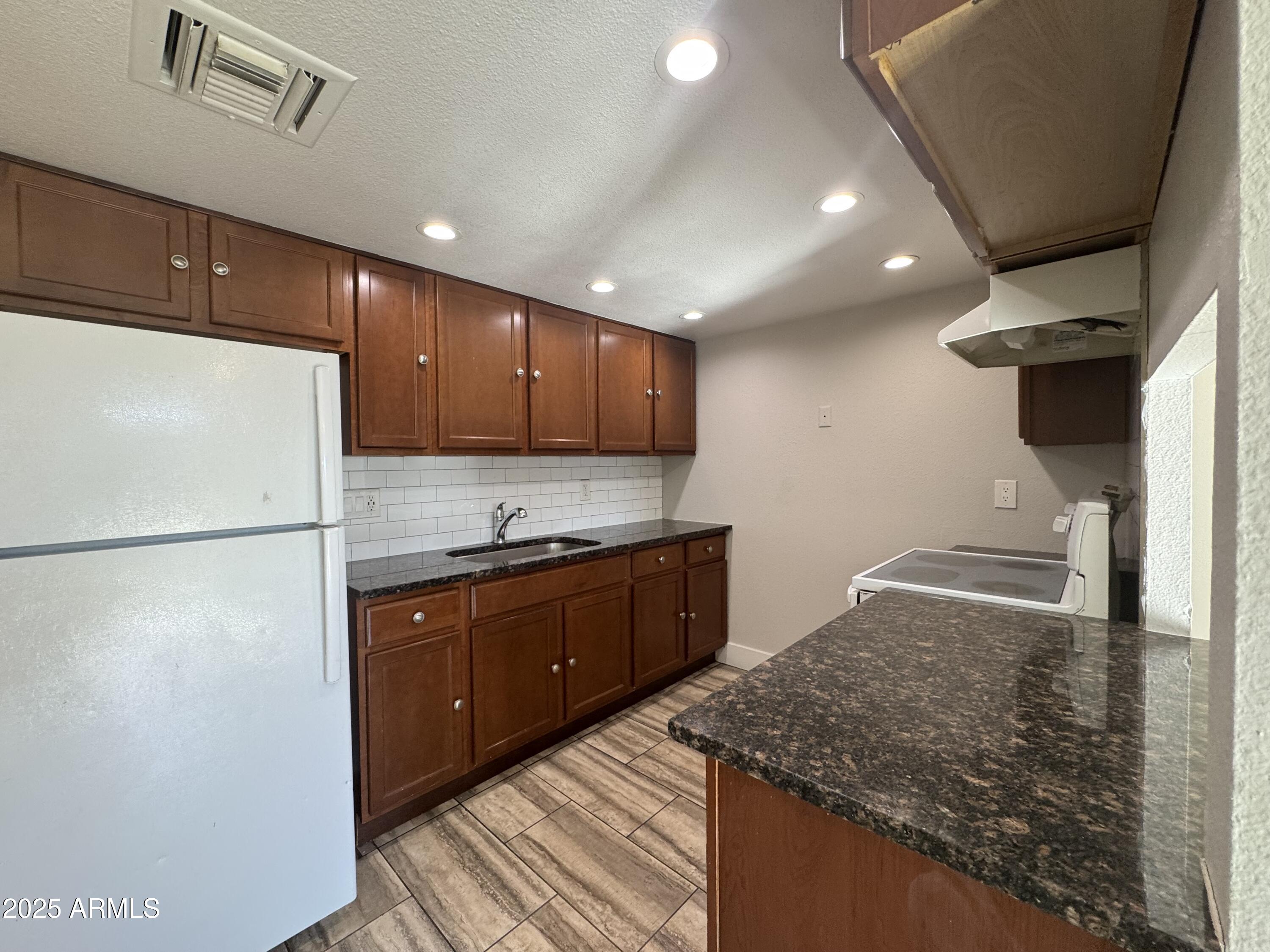 6814 North 35th Avenue, Unit D Phoenix, AZ 85017 - Photo 4 of 18 IMG_8599