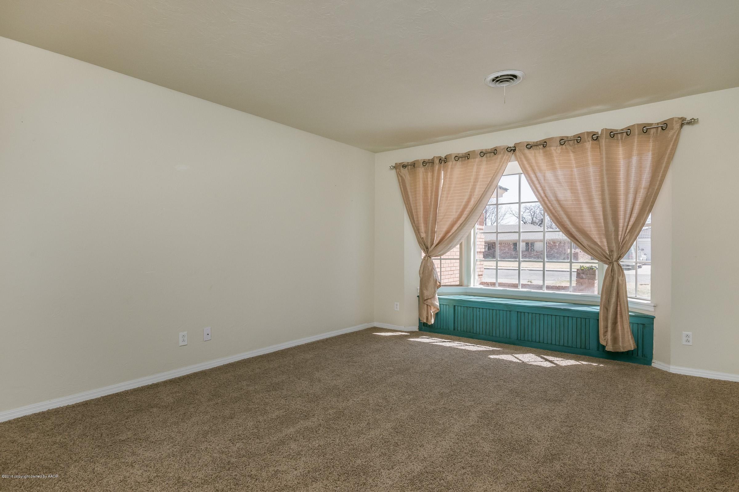 3312 Lombard Road Amarillo, TX 79106 - Photo 4 of 23 an empty room with a window and a ceiling fan