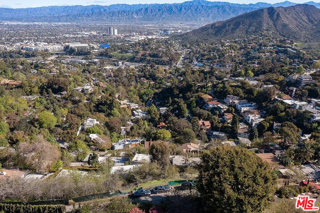 7305 Pyramid Place Los Angeles, CA 90046 - Photo 35 of 36 an aerial view of residential house and green space