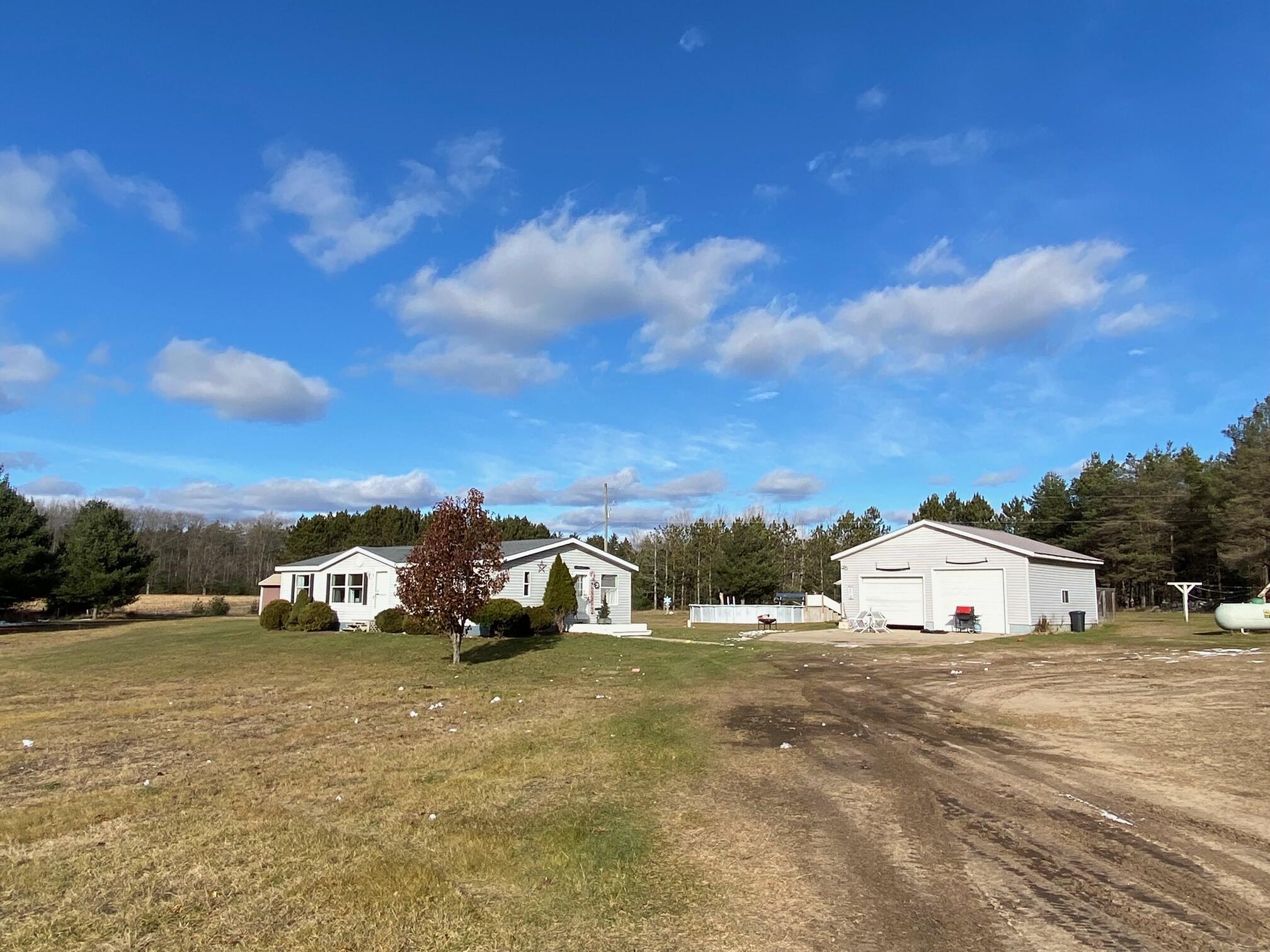 539 East 40 1/2 Road Cadillac, MI 49601 - Photo 2 of 28 House and garage 2