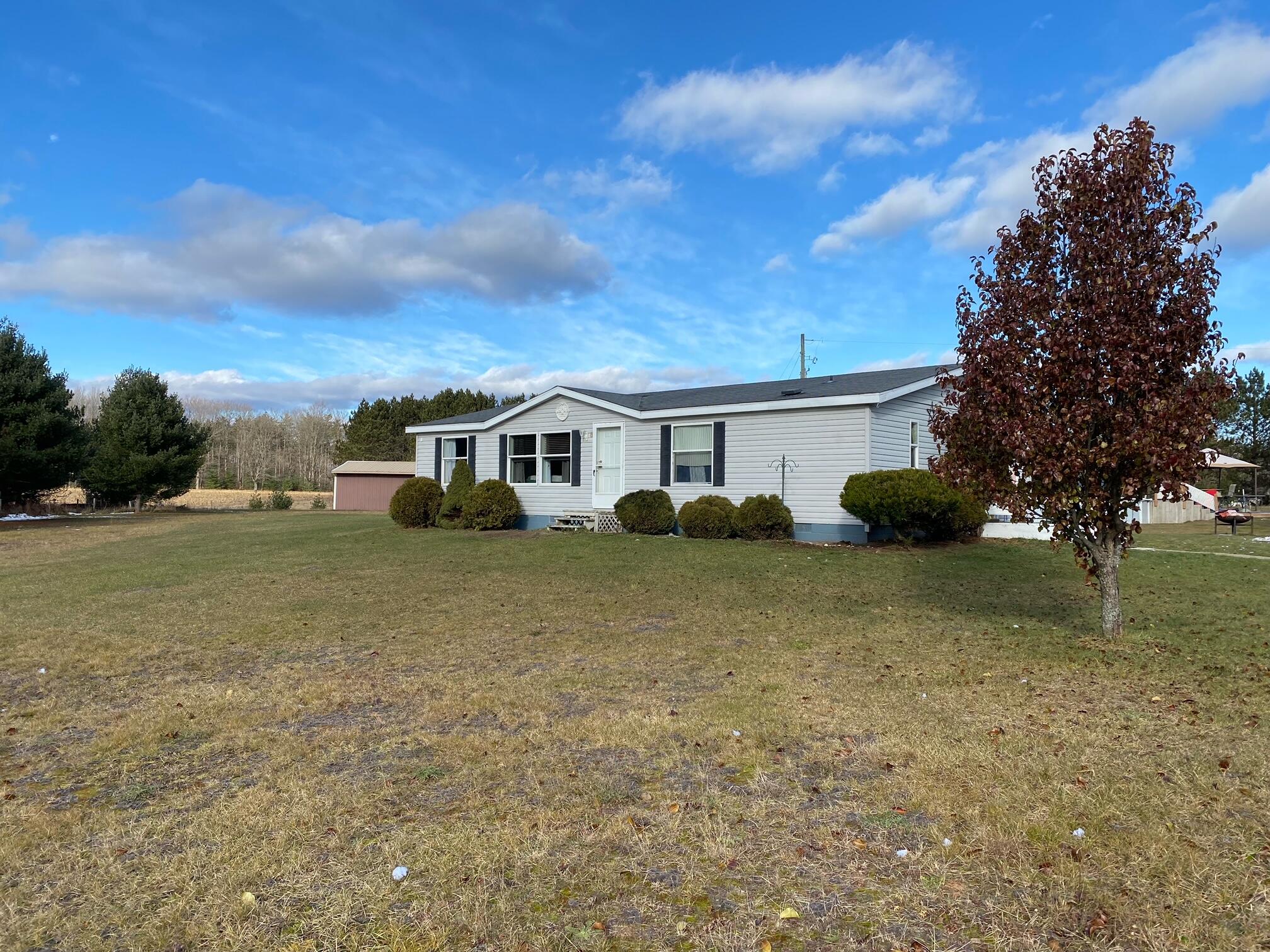 539 East 40 1/2 Road Cadillac, MI 49601 - Photo 3 of 28 Main Photo