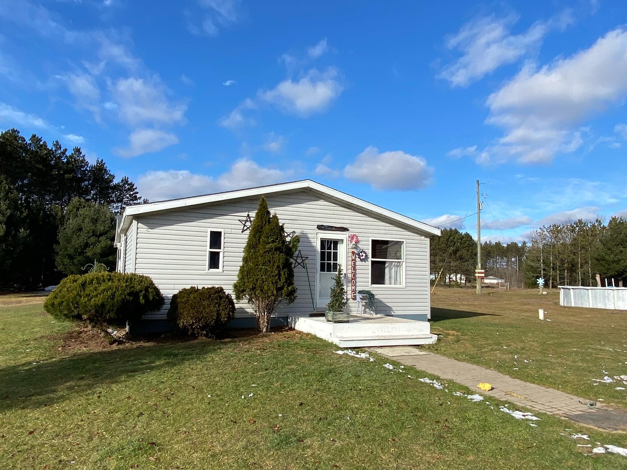 539 East 40 1/2 Road Cadillac, MI 49601 - Photo 4 of 28 side