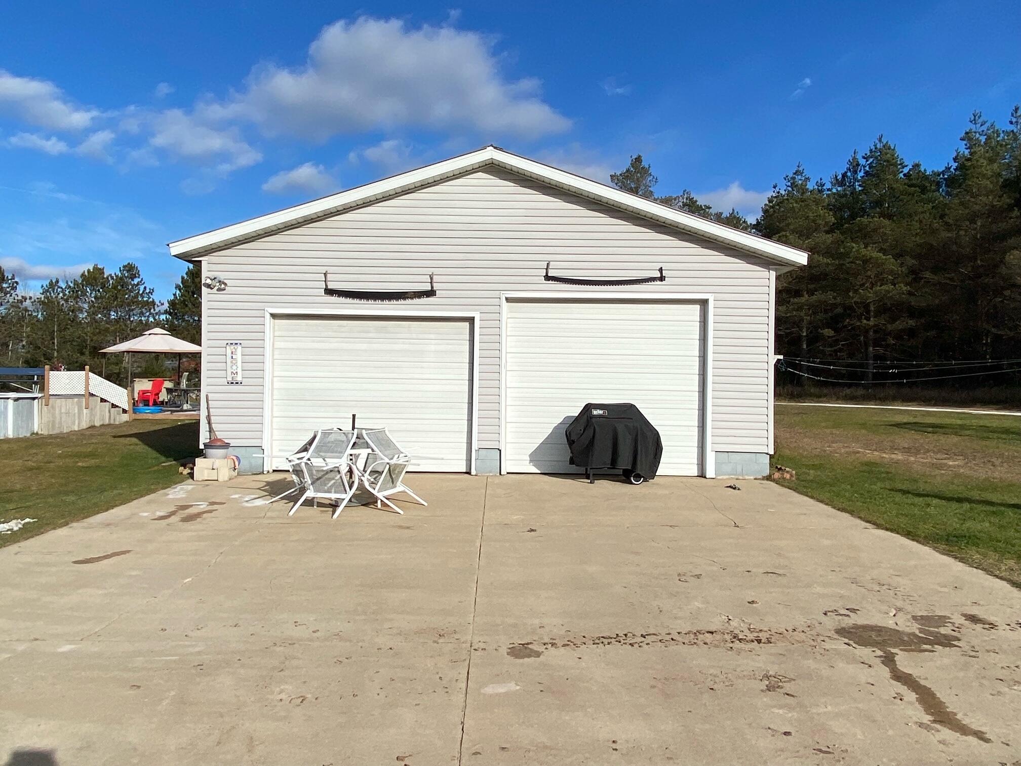 539 East 40 1/2 Road Cadillac, MI 49601 - Photo 6 of 28 garage front