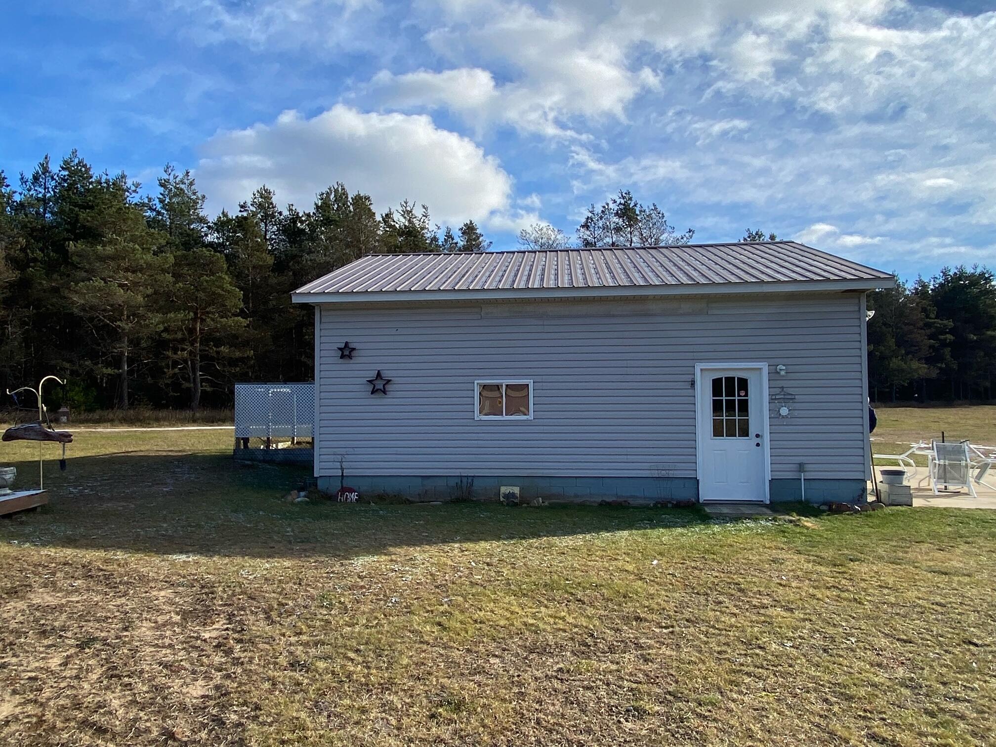 539 East 40 1/2 Road Cadillac, MI 49601 - Photo 7 of 28 garage side
