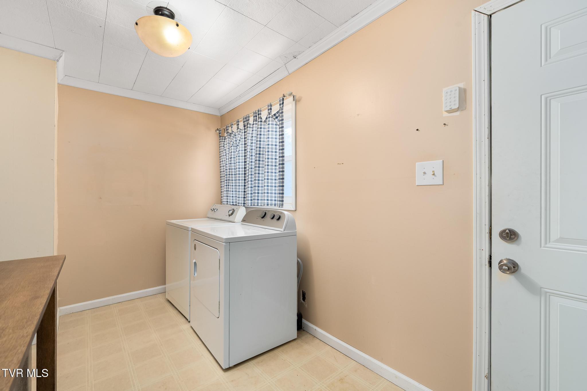 1253 Highway 321 Hampton, TN 37658 - Photo 35 of 45 1253 Highway 321 (33 of 48)