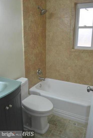 6022 Brunswick Street Springfield, VA 22150 - Photo 13 of 24 a bathroom with a toilet a sink and bathtub