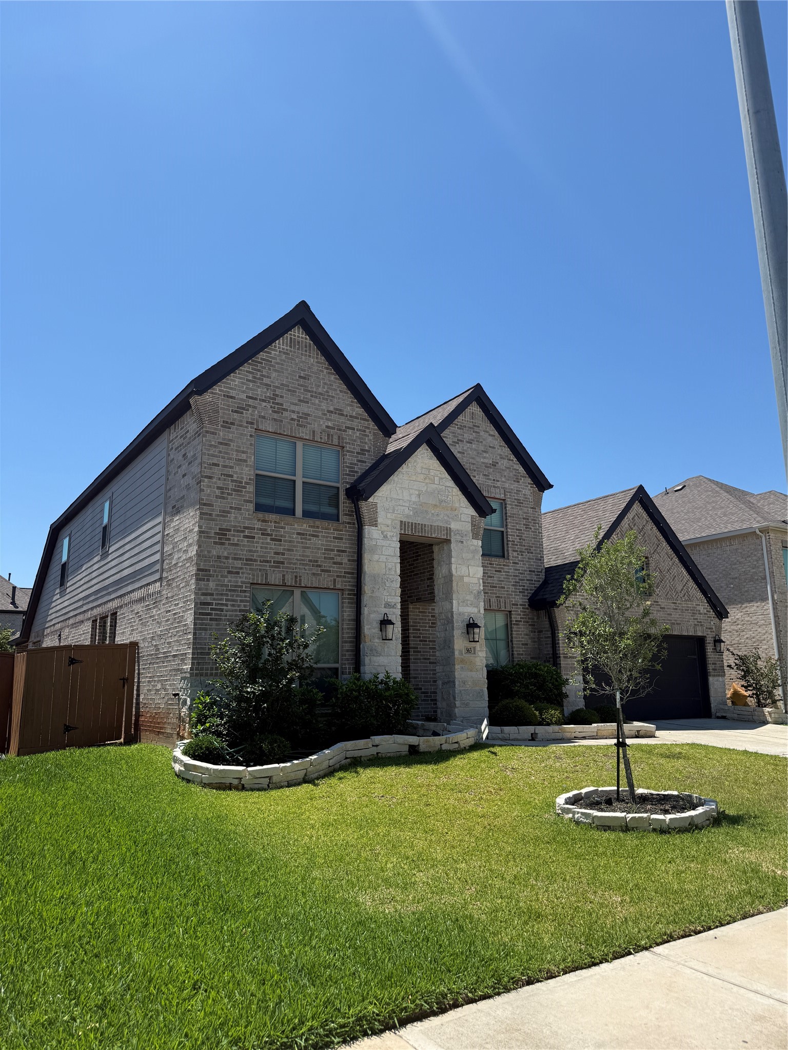 563 Santa Rosa Hls Drive Katy, TX 77493 - Photo 3 of 50 Right side view of the home.