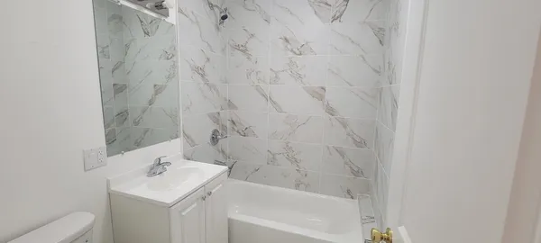 $2,500 | 3207 North Wilton Avenue, Unit 2, Chicago, IL 60657