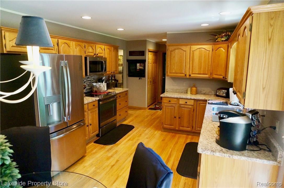 2869 West Avon Road Rochester, MI 48309 - Photo 16 of 47 New Stainless Steel Appliances