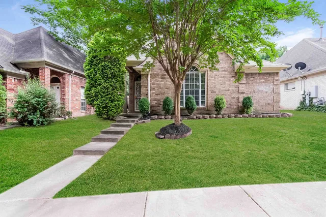 a view of backyard with a garden and trees