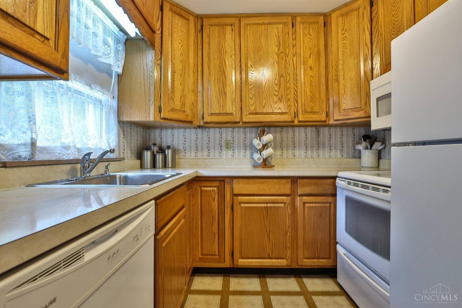 5346 Belclare Road Cincinnati, OH 45247 - Photo 10 of 38