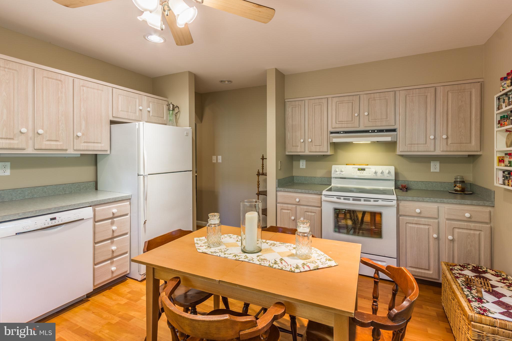 469 Cropp Road Fredericksburg, VA 22406 - Photo 4 of 30 Kitchen with Fresh paint new floors