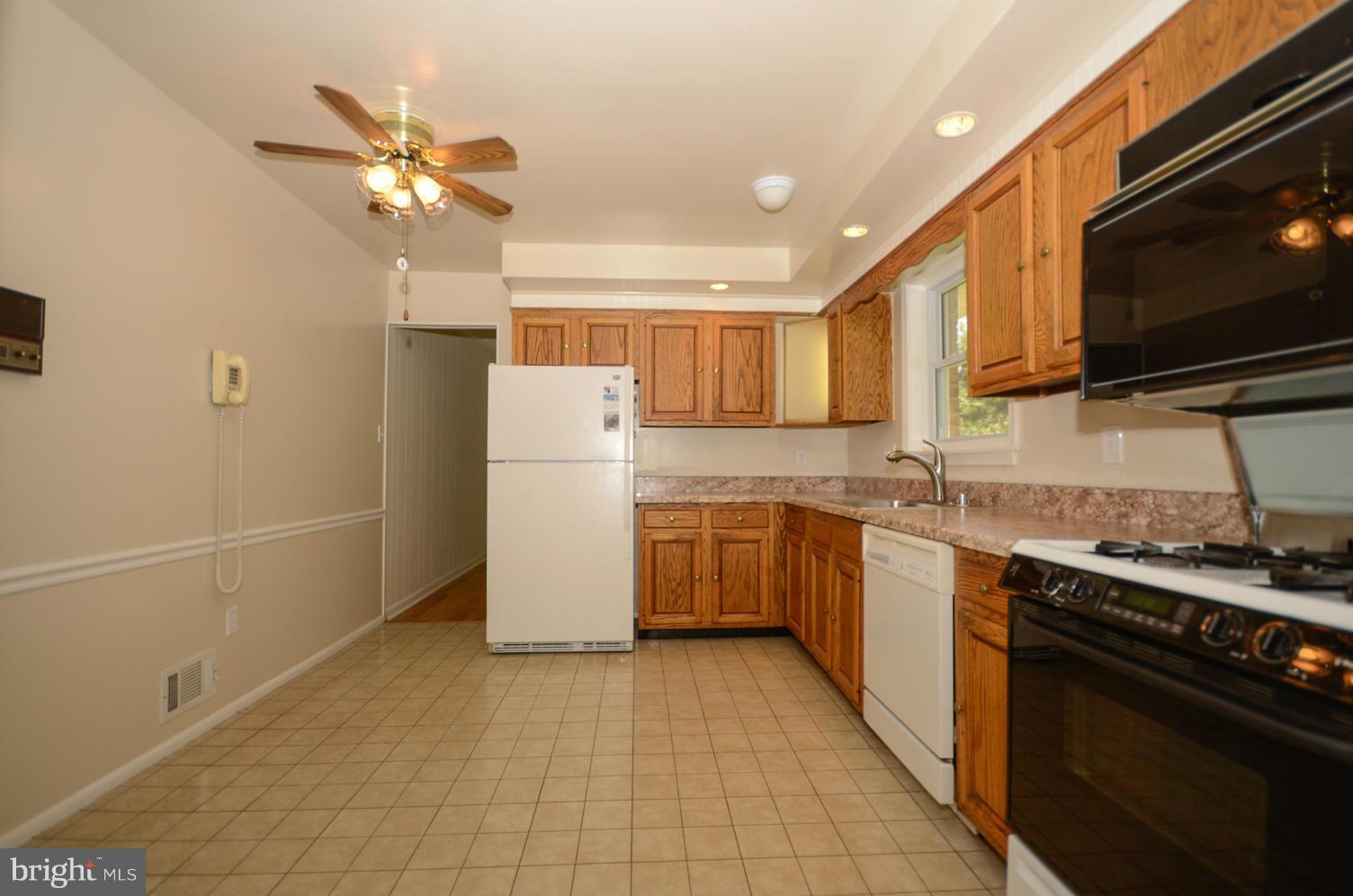 18816 Bloomfield Road Olney, MD 20832 - Photo 11 of 29 Kitchen
