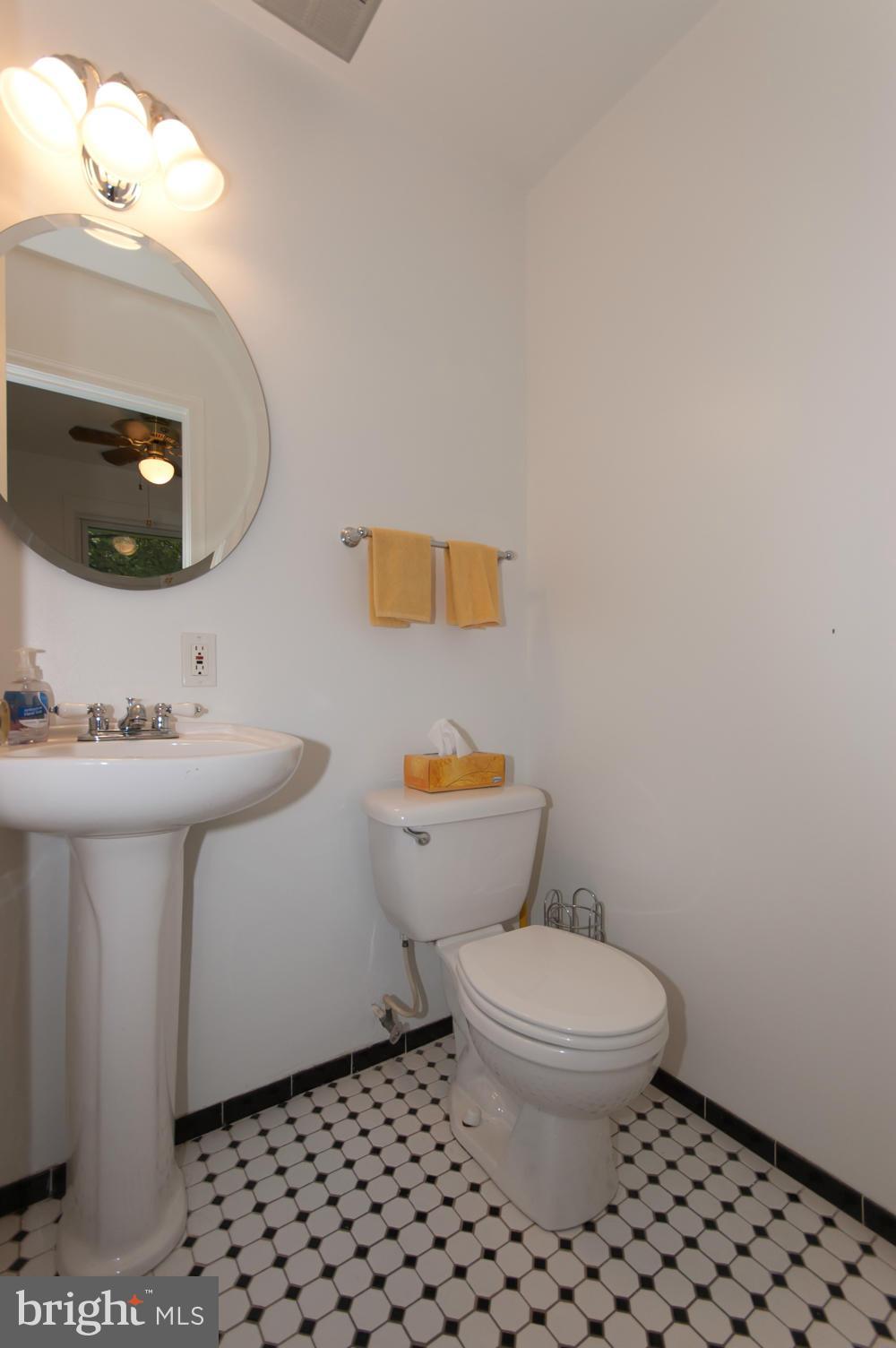 18816 Bloomfield Road Olney, MD 20832 - Photo 13 of 29 Main lvl Powder Room