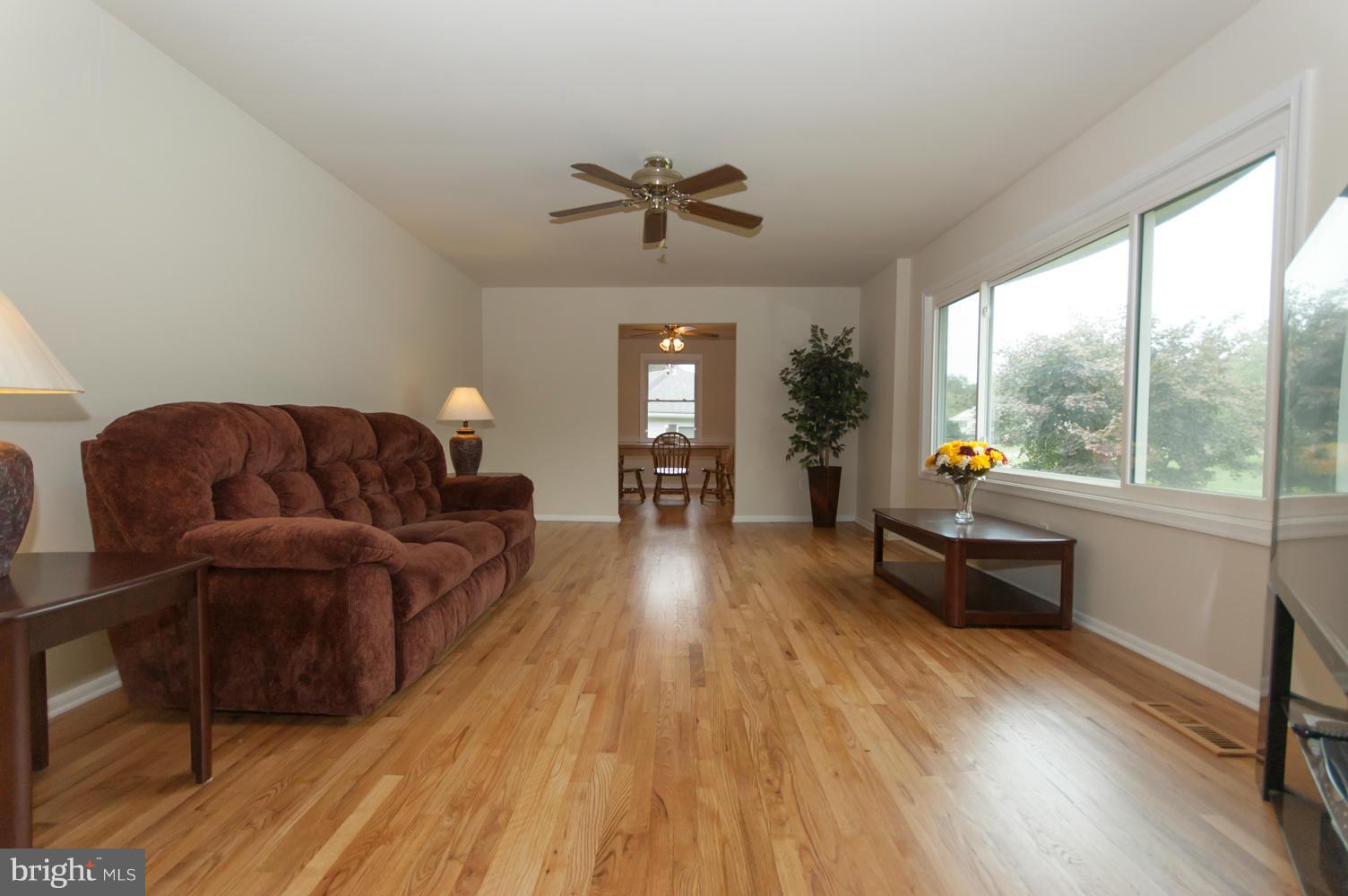 18816 Bloomfield Road Olney, MD 20832 - Photo 4 of 29 Living Room