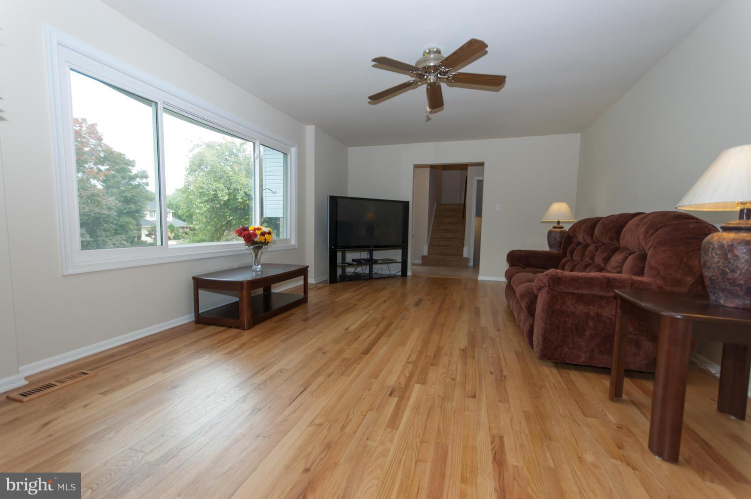 18816 Bloomfield Road Olney, MD 20832 - Photo 5 of 29 Living Room