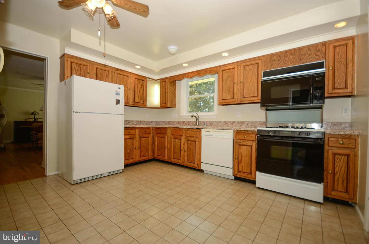 18816 Bloomfield Road Olney, MD 20832 - Photo 10 of 29 Kitchen