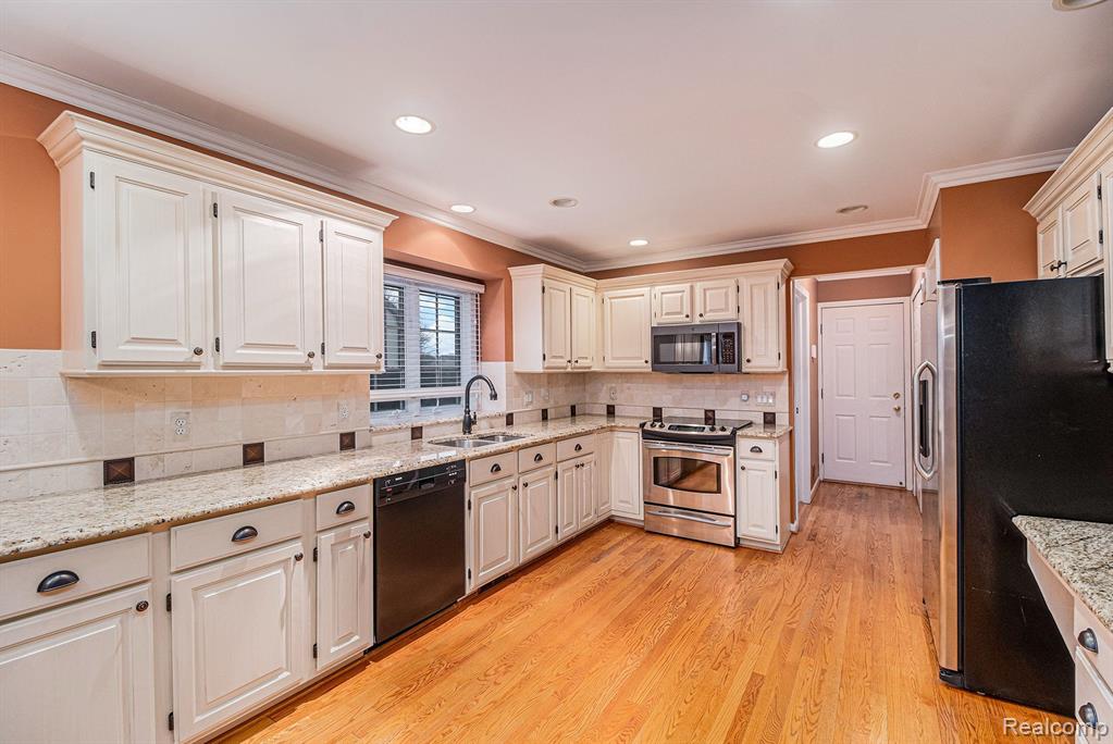 822 Augusta Drive Rochester Hills, MI 48309 - Photo 16 of 35