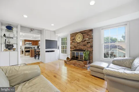 $1,150,000 | 10 Wandering Trail Court, Potomac, MD 20854