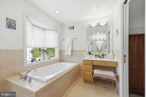 $1,150,000 | 10 Wandering Trail Court, Potomac, MD 20854