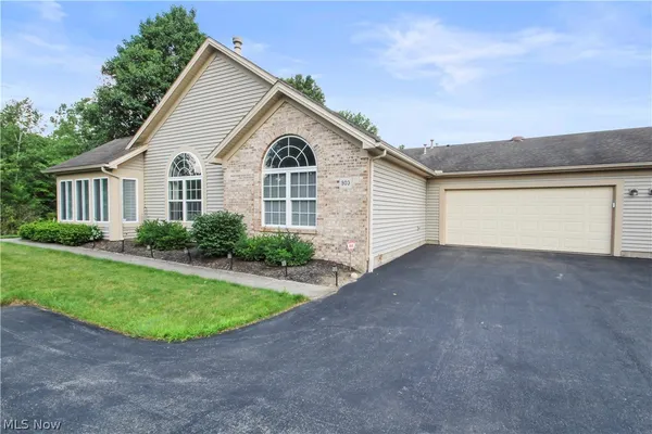 $299,500 | 903 Northeast Willow Brook Drive Northeast, Warren, OH 44483