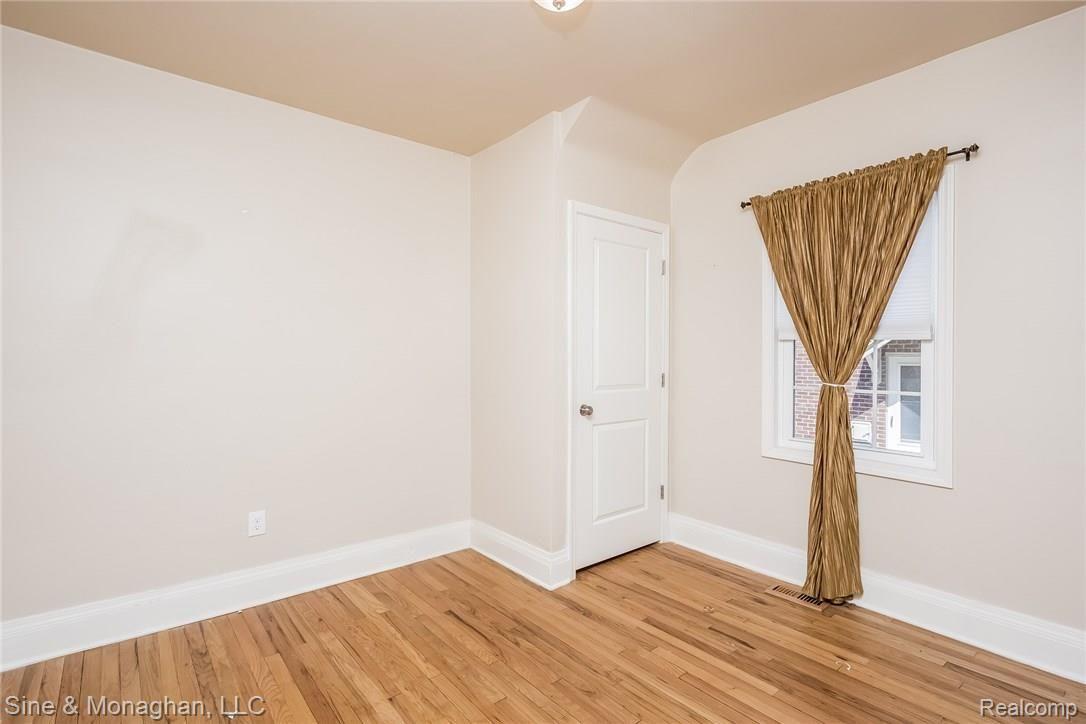 916 Rivard Boulevard Grosse Pointe, MI 48230 - Photo 16 of 73 016-Bedroom-2930096-medium.jpg
