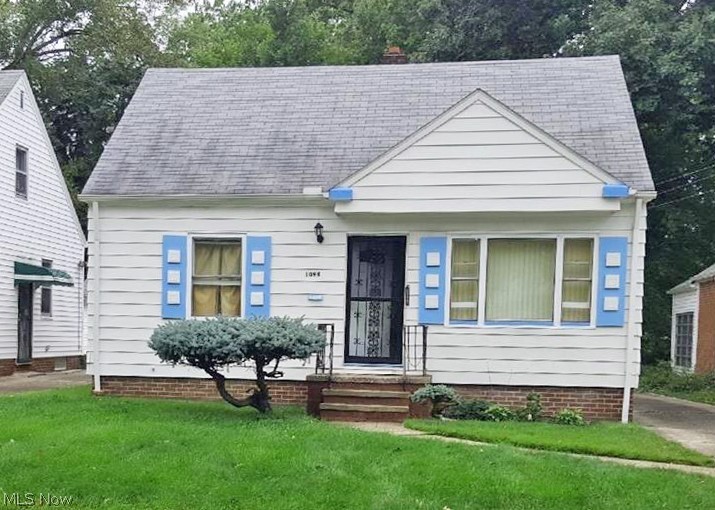 1094 Woodview Road Cleveland, OH 44121 - Photo 1 of 19 Gallery Image 1