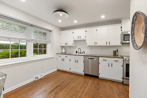 $949,000 | 254 Park Street, Unit 254, New Canaan, CT 06840