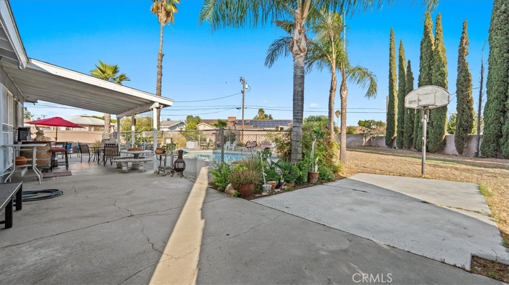215 West Valencia Street Rialto, CA 92376 - Photo 15 of 17 a view of a patio with a table and chairs