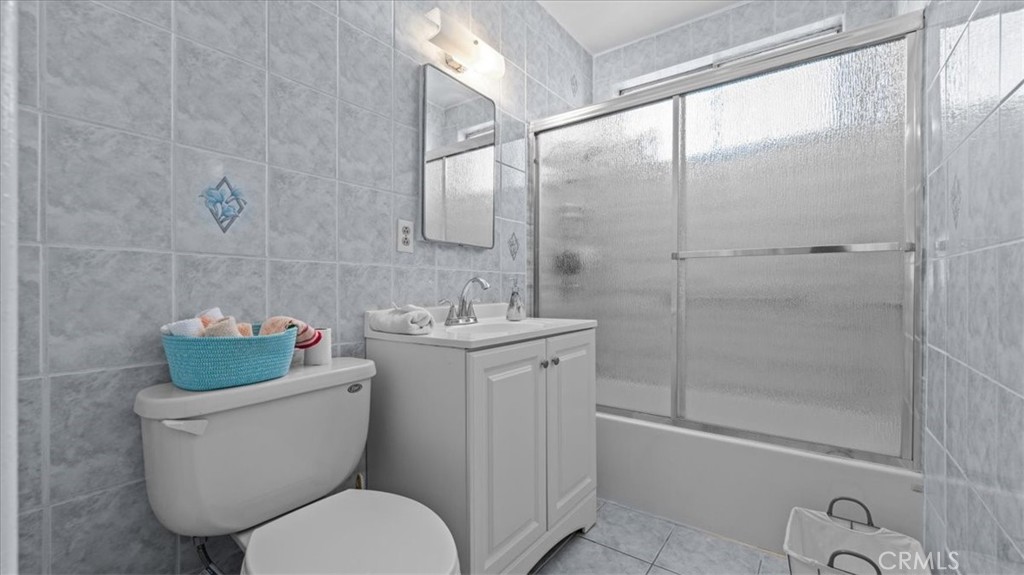 215 West Valencia Street Rialto, CA 92376 - Photo 10 of 17 a bathroom with a toilet sink and shower