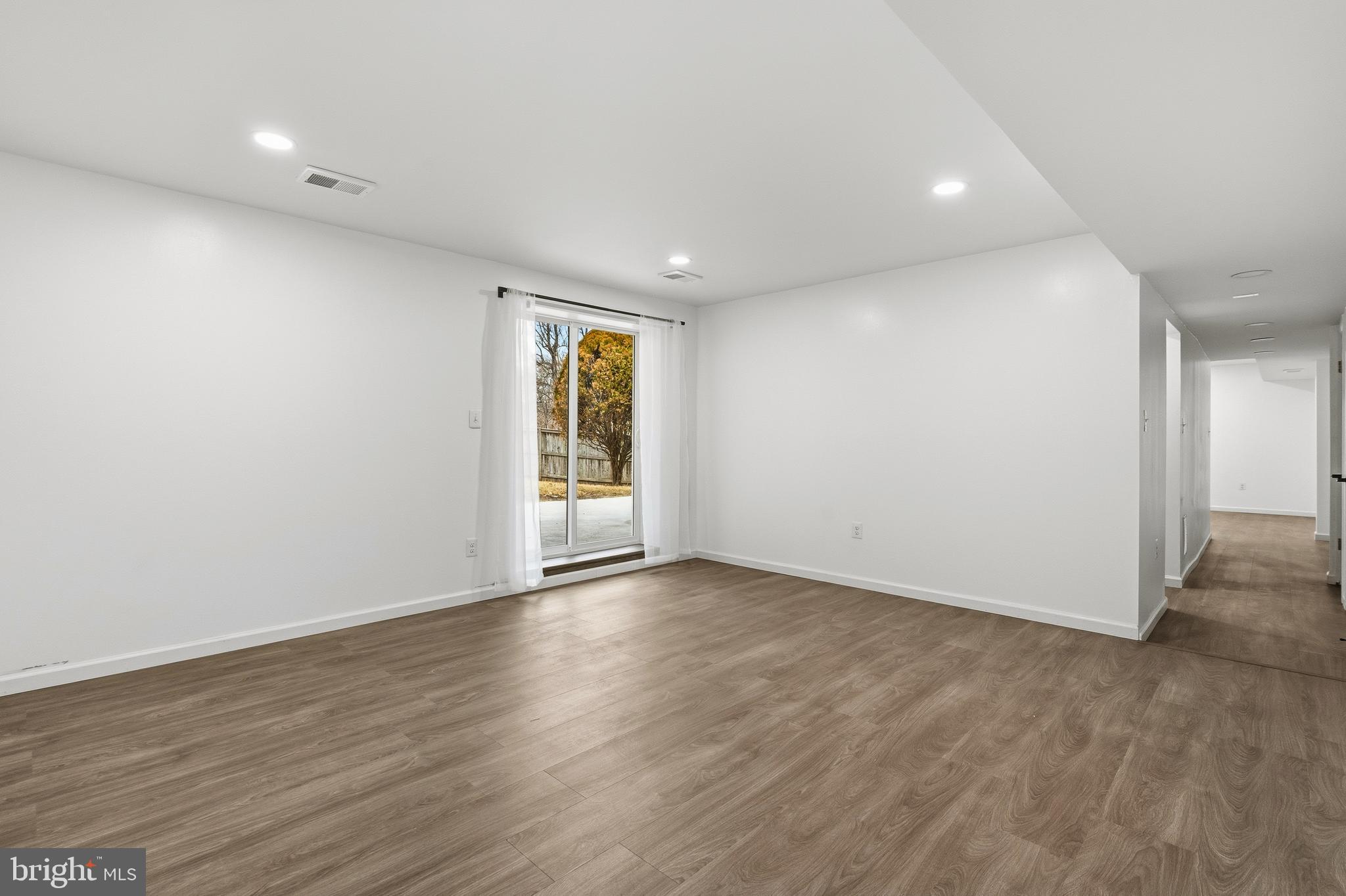 2146 Woodford Road Vienna, VA 22182 - Photo 25 of 31