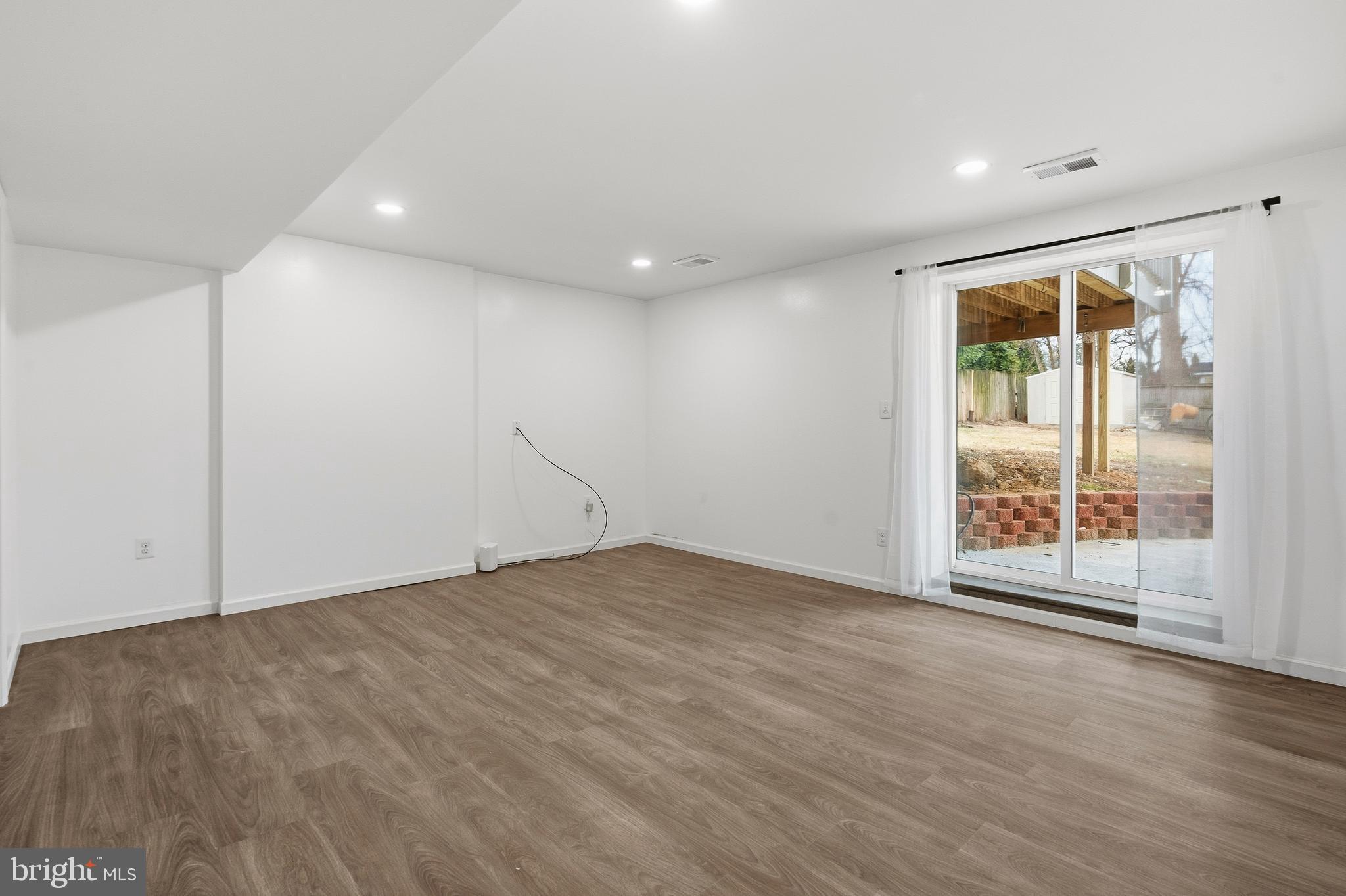 2146 Woodford Road Vienna, VA 22182 - Photo 26 of 31