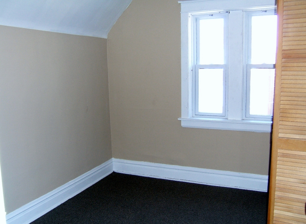 2137 West Chicago Avenue Chicago, IL 60622 - Photo 5 of 7 an empty room with a window