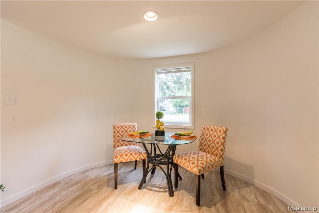 1094 Miller Road Lake Orion, MI 48362 - Photo 10 of 25 Curved Wall in Dining Area